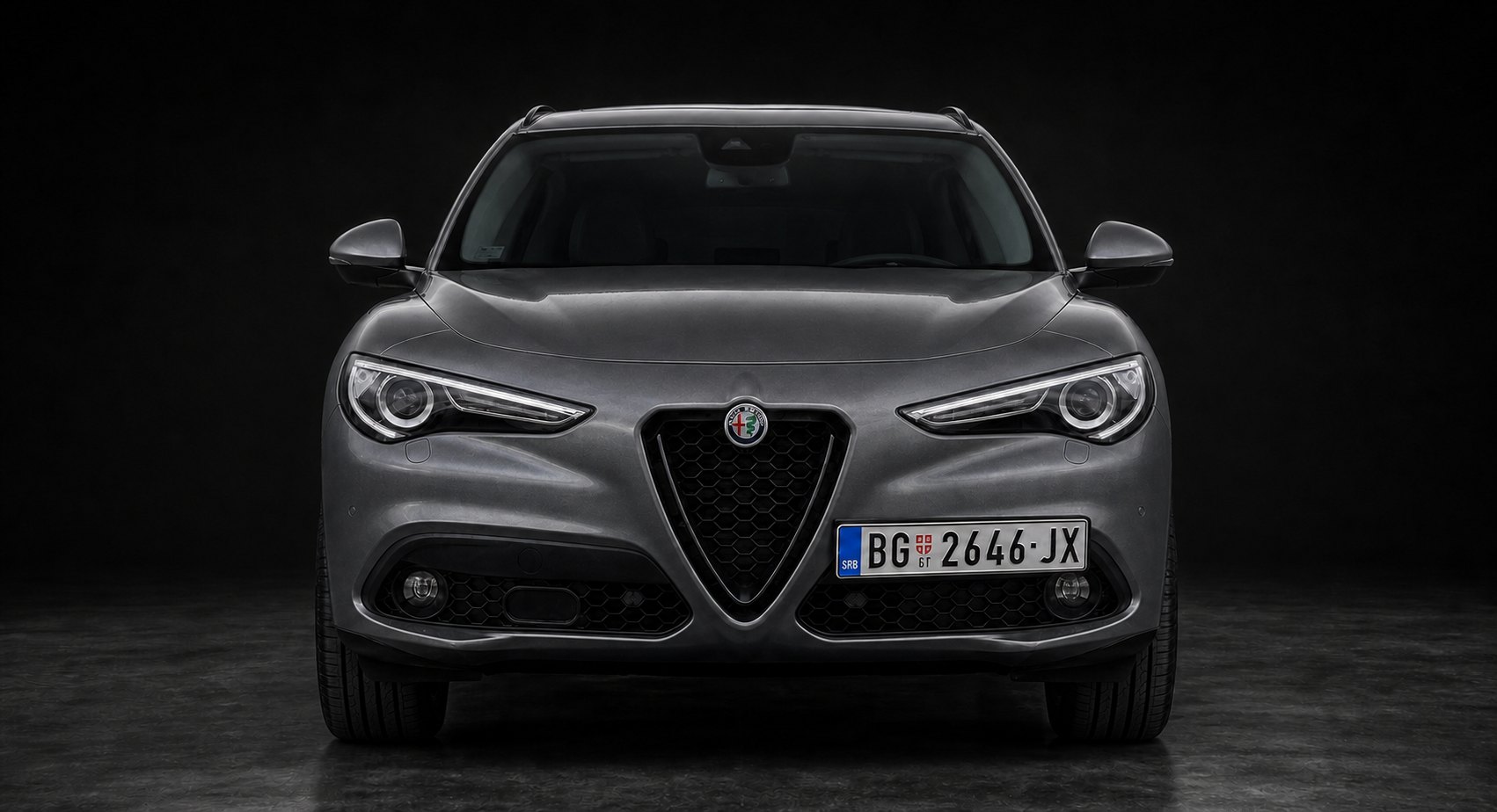 Stelvio 2.2 Q4 Lusso — studijski snimak spreda