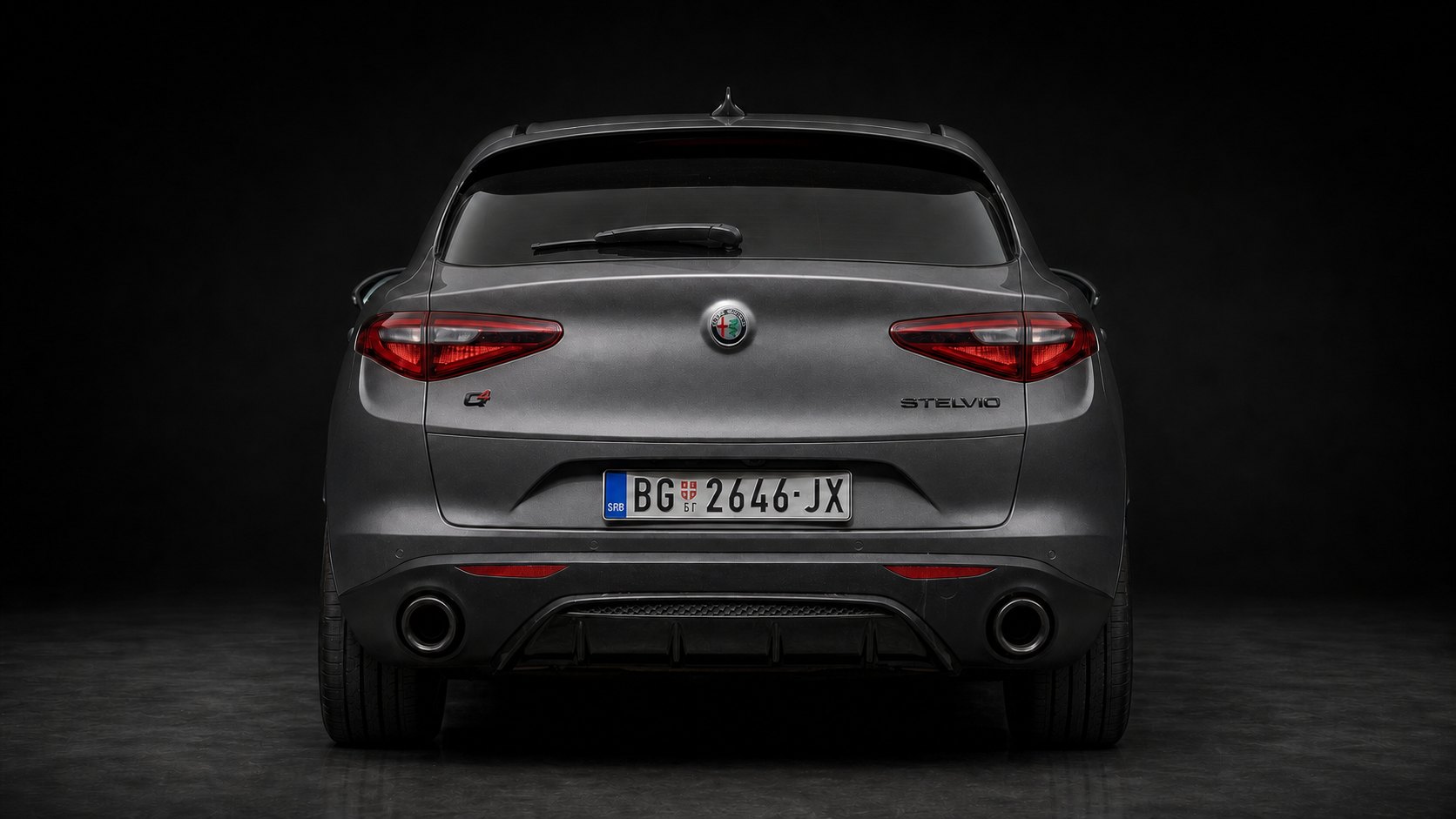 Stelvio 2.2 Q4 Lusso — studijski snimak pozadi